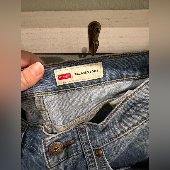 Wrangler Men's Relaxed Fit Blue Jeans - Picture 3 of 5